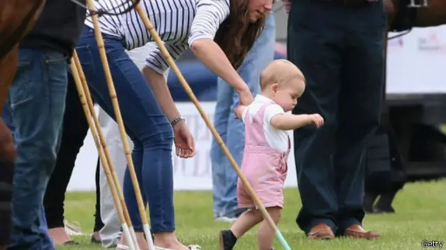 学步的乔治王子似乎全神贯注地看着脚下。