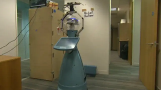 Quando a bateria começa a morrer, Bob retorna à base para recarregá-la