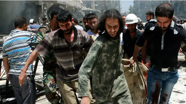 يقول المرصد إن القصف اسفر عن مقتل 20 شخصا في حي السكري