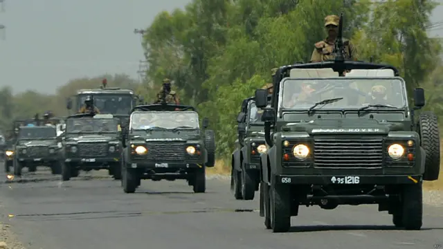 پاکستان کے قبائلی علاقوں میں شدت پسندوں کے خلاف فوجی کارروائی جاری ہے اور شدت پسندوں کے ٹھکانوں کو فضائی طاقت کے ذریعے نشانہ بنایا جا رہا ہے۔ شمالی وزیرستان کی جانب سے بنوں کے راستے فوجی قافلے روانہ ہو رہے ہیں۔