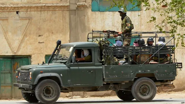 آئی ایس پی آر کے مطابق پیر کی صبح شمالی وزیرستان ایجنسی کے علاقے شوال میں شدت پسندوں کے چھ ٹھکانوں کو نشانہ بنایا گیا۔ 