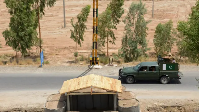 آئی ایس پی آر کے مطابق فوجی دستوں نے شدت پسندوں کے تمام ٹھکانوں کا گھیراؤ کیا ہے جن میں میر علی اور میران شاہ کے قصبے شامل ہیں۔