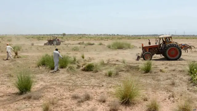 دوسری جانب بنوں میں نقل مکانی کرنے والوں کے لیے عارصی کیمپ لگانے کی تیاریاں کی جا رہی ہیں۔