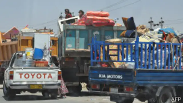 ရှီယား မွတ်ဆလင် မိသားစုဝင်တွေ ထွက်ပြေးလာကြစဉ်။