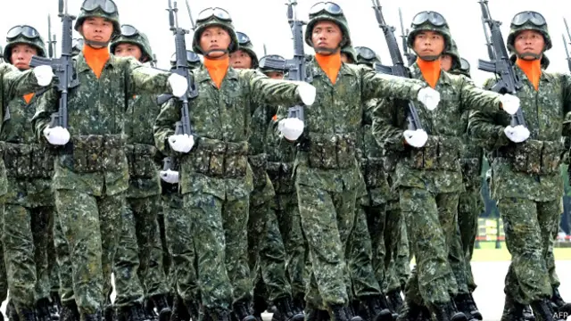 在阅兵庆祝上，军校学生组成地面部队