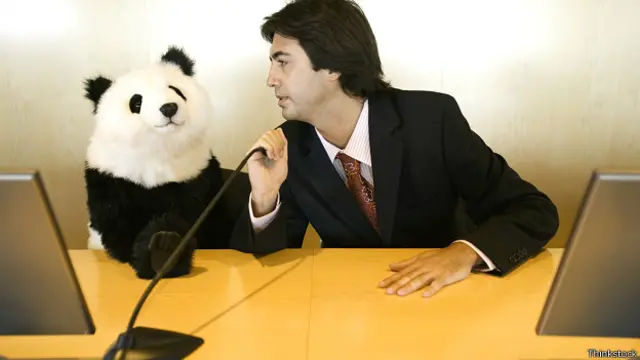 Бизнесмен дает советы чучелу панды