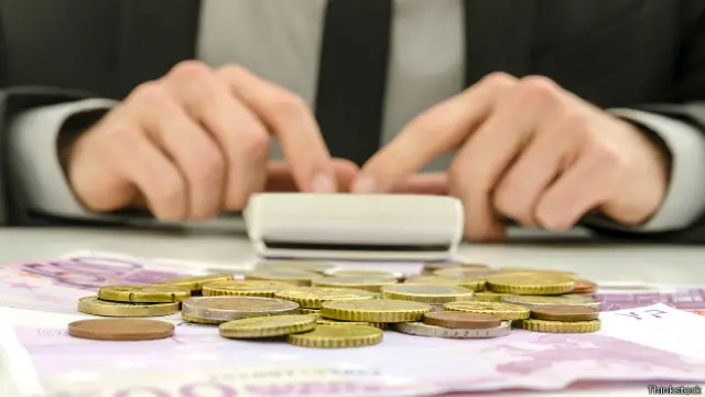 Человек считает деньги