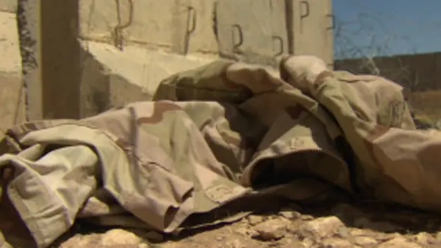 Uniforme de soldado abandonado | BBC