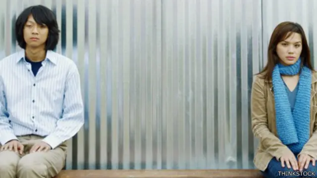 بدأ التغيير يطرأ على القواعد التي تحكم العلاقات الاجتماعية بين الجنسين في الأماكن العامة