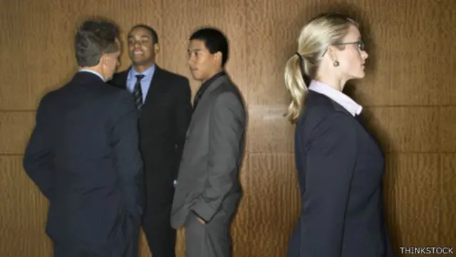 يقول مختصو القانون الوظيفي إن المزاح المجرد والبذيء قد يؤدي لخلق بيئة عدائية بين الجنسين في مكان العمل