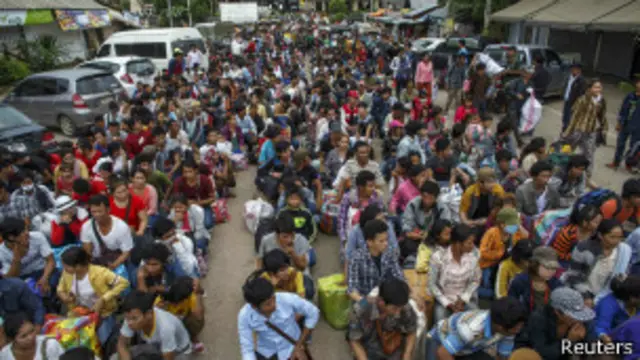 ကမ္ဘောဒီးယား လုပ်သားတွေ နယ်စပ်ဖြတ်ဖို့ စောင့်နေစဉ်။