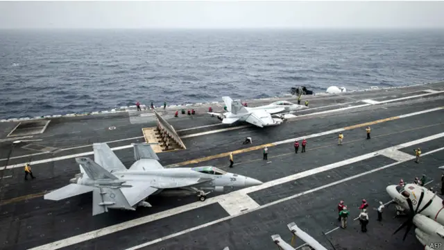 ارسل الامريكيون اسطولا تقوده حاملة طائرات المنطقة الشمالية من الخليج