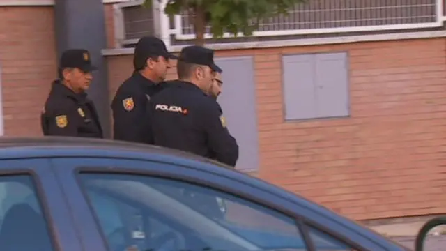 الشرطة الإسبانية خلال القبض على أحد المشتبه بهم الثمانية في العاصمة مدريد.