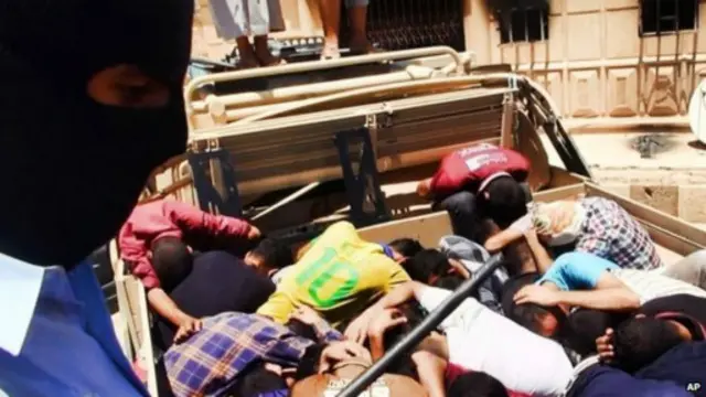 Những hình ảnh cho thấy ISIS đang hành quyết tập thể binh lính Iraq