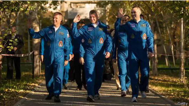 Astrunautas camino al cohete en Baikonur