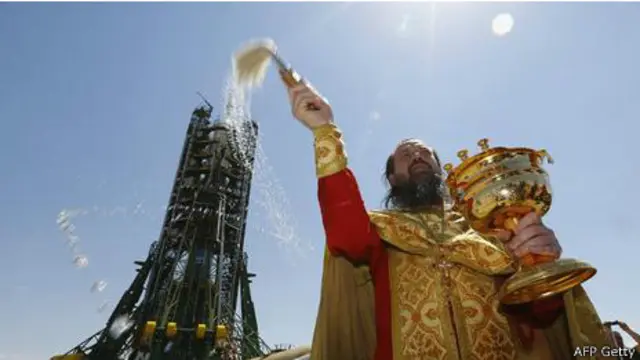 Cura ortodoxo bendice al cohete