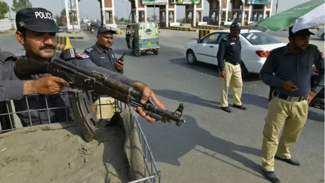 بڑے شہروں کے داخلی اور خارجی راستوں پر جانچ پڑتال بڑھا دی گئی ہے اور حساس مقامات اور عمارتوں کی نگرانی بھی سخت کر دی گئی ہے۔