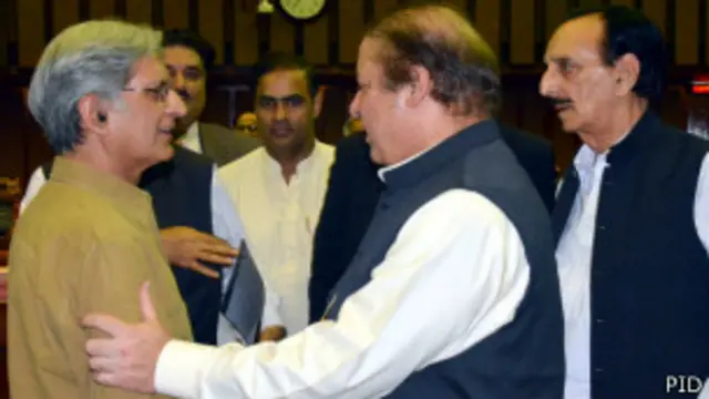 وزیراعظم کو آپریشن شروع ہونے کے بعد اپنی پہلی تقریر میں تنبیہ کرنی پڑی کہ ان کی مخالف سیاسی جماعتیں ان کی ٹانگ کھینچنے کی بجائے ان کی مدد کریں