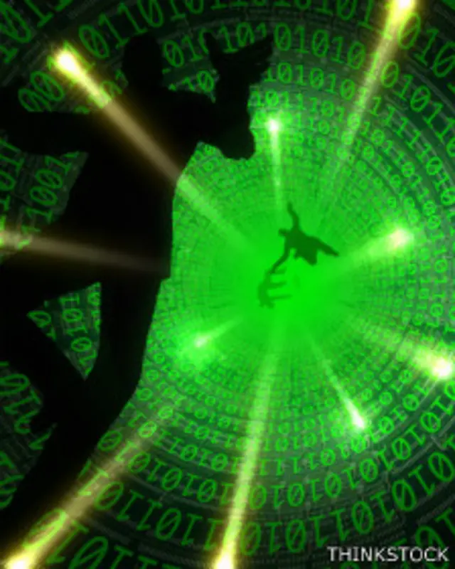 Persona cayendo por un agujero de códigos binarios