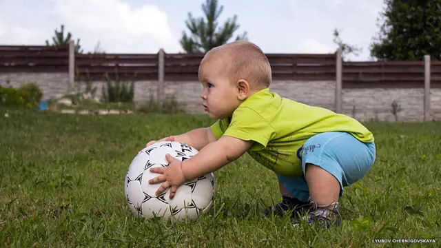 Младенец с мячом