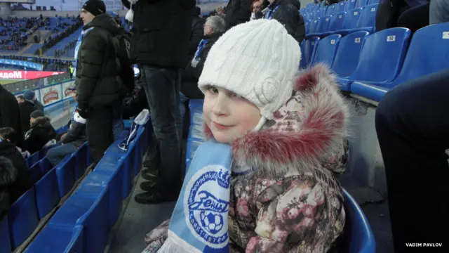 Девочка в шарфе "Зенита" на трибуне
