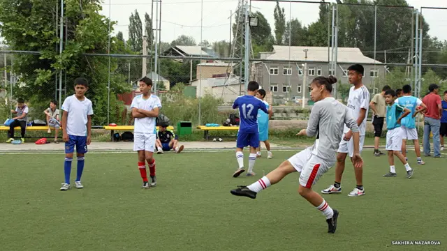 Девочка-подросток пинает мяч