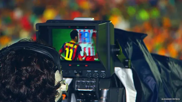 Наблюдения за наблюдающим. Александр Петров заметил нападеющего "Барселоны" Неймара на переднем плане телеоператора во время матча суперкубка Испании в 2013 году.