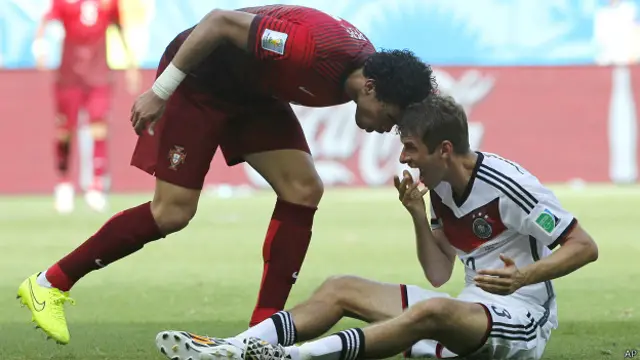 Sau pha va chạm với Muller, cầu thủ Pepe của Bồ Đào Nha đã bị thẻ đỏ phải rời sân