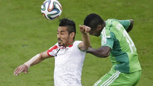 ایران نے اس سے قبل جب بھی ورلڈ کپ میں شرکت کی اسے اپنے پہلے میچ میں شکست کا سامنا کرنا پڑا لیکن اس بار وہ برابری پر کھیل گیا۔
