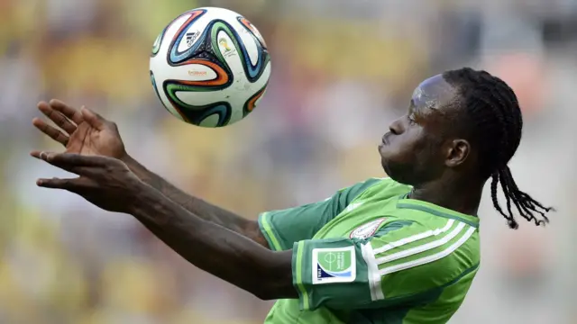 نائجیریا کے کھلاڑی وکٹر موزز اچھے کھیل کا مظاہرہ کر رہے ہیں۔