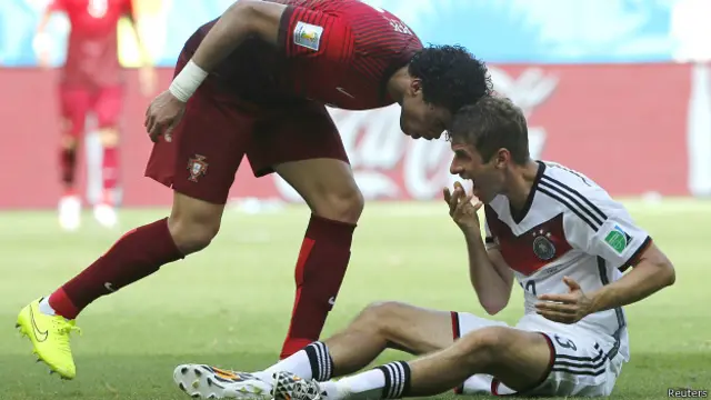 पुर्तगाल के खिलाड़ी पेपे और जर्मनी के थॉमस मुलर