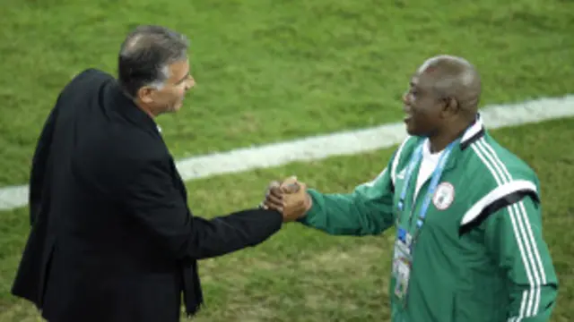نائجیریا اور ایران کے کوش میچ کے بعد ہاتھ ملا رہے ہیں