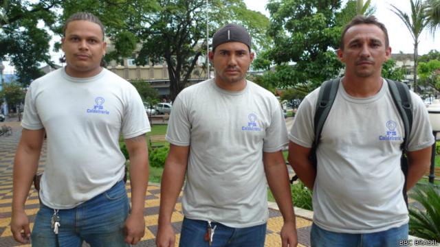 Da esquerda à direita, os operários Rafael Rocha Gomes, José Edval da Silva e Evaldo Barbosa Araújo (BBC Brasil)
