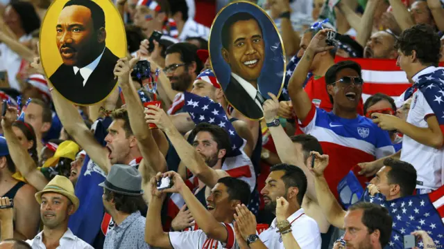 میدان میں امریکی تماشائیوں نے امریکی صدر براک اوباما اور مارٹن لوتھر کنگ کے پوسٹر اٹھا رکھے تھے۔