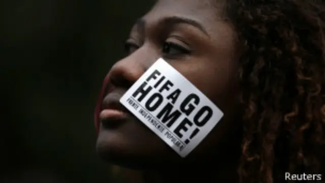 El gobierno y la FIFA son objeto de la ira de los manifestantes brasileñas.