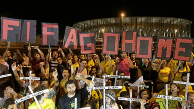 Protesta con el eslogan "No va a haber Copa"