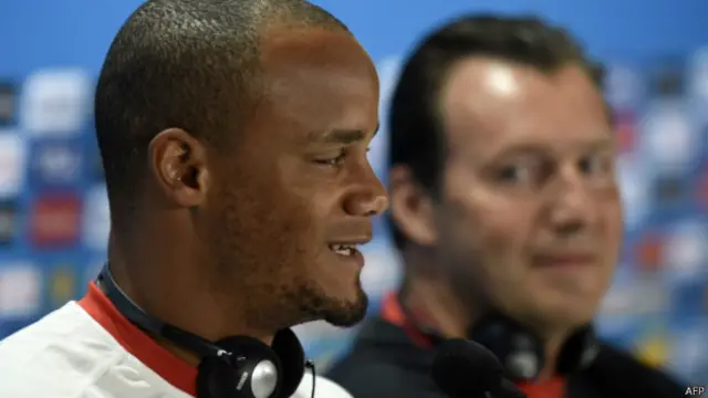 Kapten timnas Belgia Vincent Kompany (kiri) dan pelatih Belgia, Marc Wilmots.