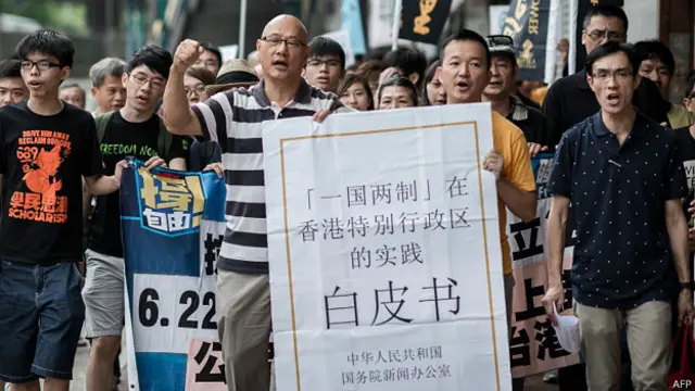 香港泛民政团到北京中央政府驻港联络办公室抗议一国两制白皮书(11/6/2014)