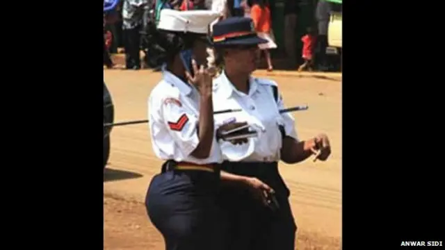 警官琳達•奧克羅的緊身裙引起一場風波