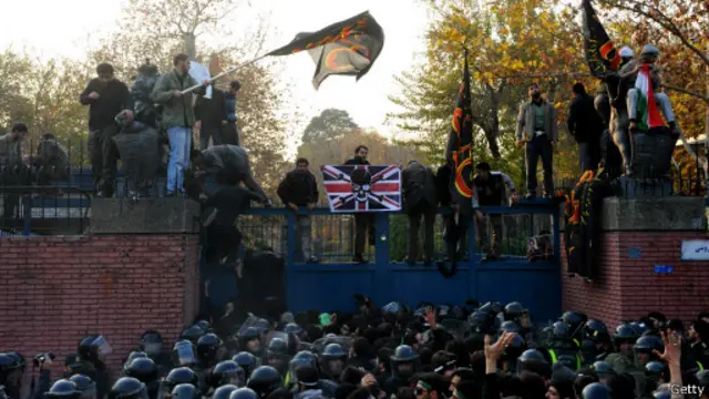 تظاهرکنندگان با عبور از صف ماموران انتظامی وارد سفارت بریتانیا شدند