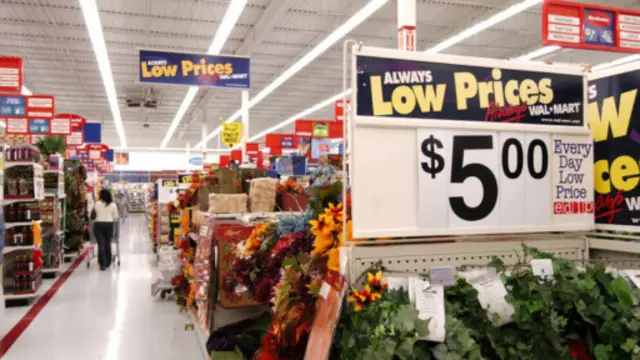 تخفيضات في أحد المتاجر الأمريكية