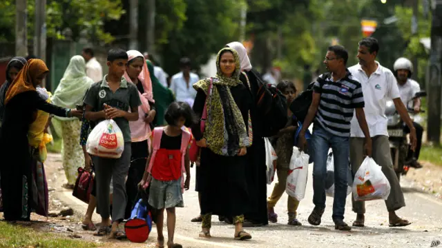 श्रीलंका, सुरक्षित स्थान की तरफ़ जाते मुस्लिम