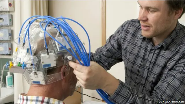 दौरा और माइक्रोवेव हेलमेट