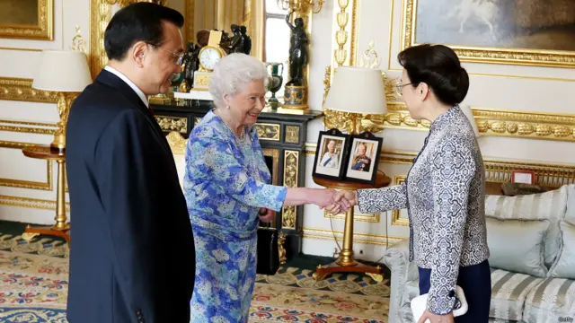 早些时候，李克强夫妇在伦敦西郊的温莎堡受到英国女王伊丽莎白二世的接见。