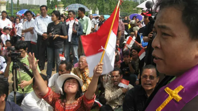 Sejumlah jemaat sebuah gereja HKBP di Bekasi menggelar ibadat --sekaligus protes-- di depan Istana Merdeka pada 2012 silam.