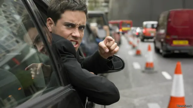 Потерявший терпение в пробке мужчина