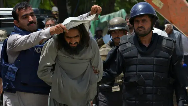 پولیس نے لاٹھی چارج کیا اور آنسو گیس کے گولے پھینکے جبکہ بکتر بند گاڑیوں کا استعمال بھی کیا گیا، لیکن اس کے باوجود پولیس صبح تک بیریئر ہٹانے میں ناکام رہی۔