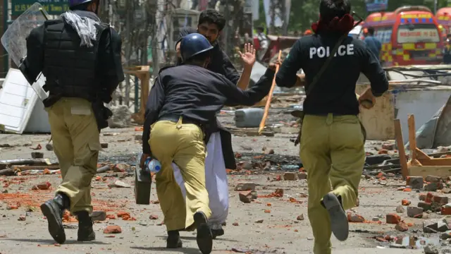 منہاج القرآن یونیورسٹی کے طلبہ اور عوامی تحریک کے کارکنوں نے مزاحمت کی اور پتھراؤ کر کے پولیس کو بھگا دیا۔