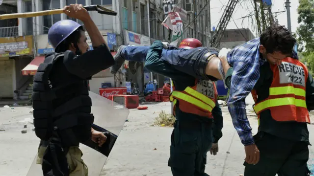 پولیس اور منہاج القرآن کے کارکنوں کے درمیان یہ تصادم اس وقت شروع ہوا جب پولیس نے منہاج القرآن سیکریٹیریٹ اور طاہر القادری کے گھر کے ارد گرد لگی حفاظتی رکاوٹیں ہٹانے کی کوشش کی۔