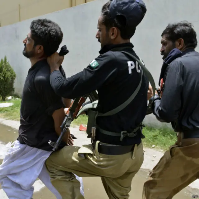 بی بی سی کے نامہ نگار کے مطابق جناح ہپستال ذرائع کا کہنا تھا کہ 50 سے زائد افراد گولیاں لگنے سے زخمی ہوئے ہیں۔ 